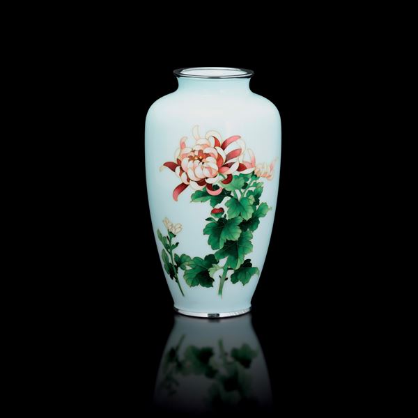Vaso a smalti policromi cloisonné a fondo celeste raffigurante fiori, Ando Jubei, Giappolne, XX secolo