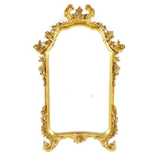 Specchiera in legno intagliato e dorato. XX secolo