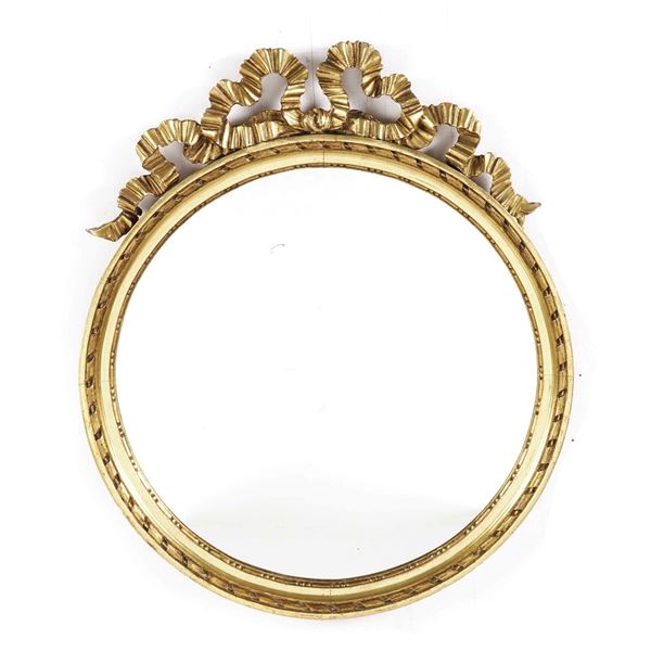 Specchiera tonda in legno intagliato e dorato. XX secolo