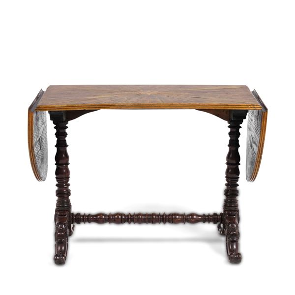 Tavolo in legno intagliato con piano ad alette. Fine XIX-inizi XX secolo