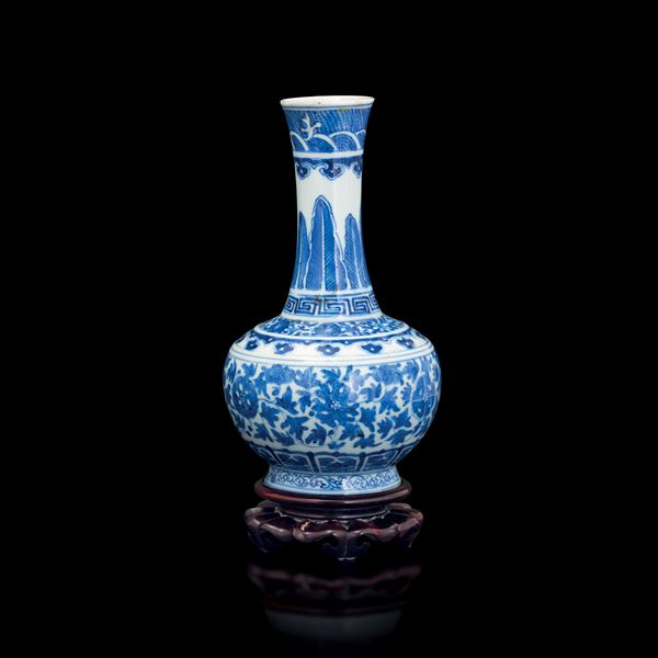 Blue and white porcelain vase with floral motifs, China, Qing Dynasty, 19th century