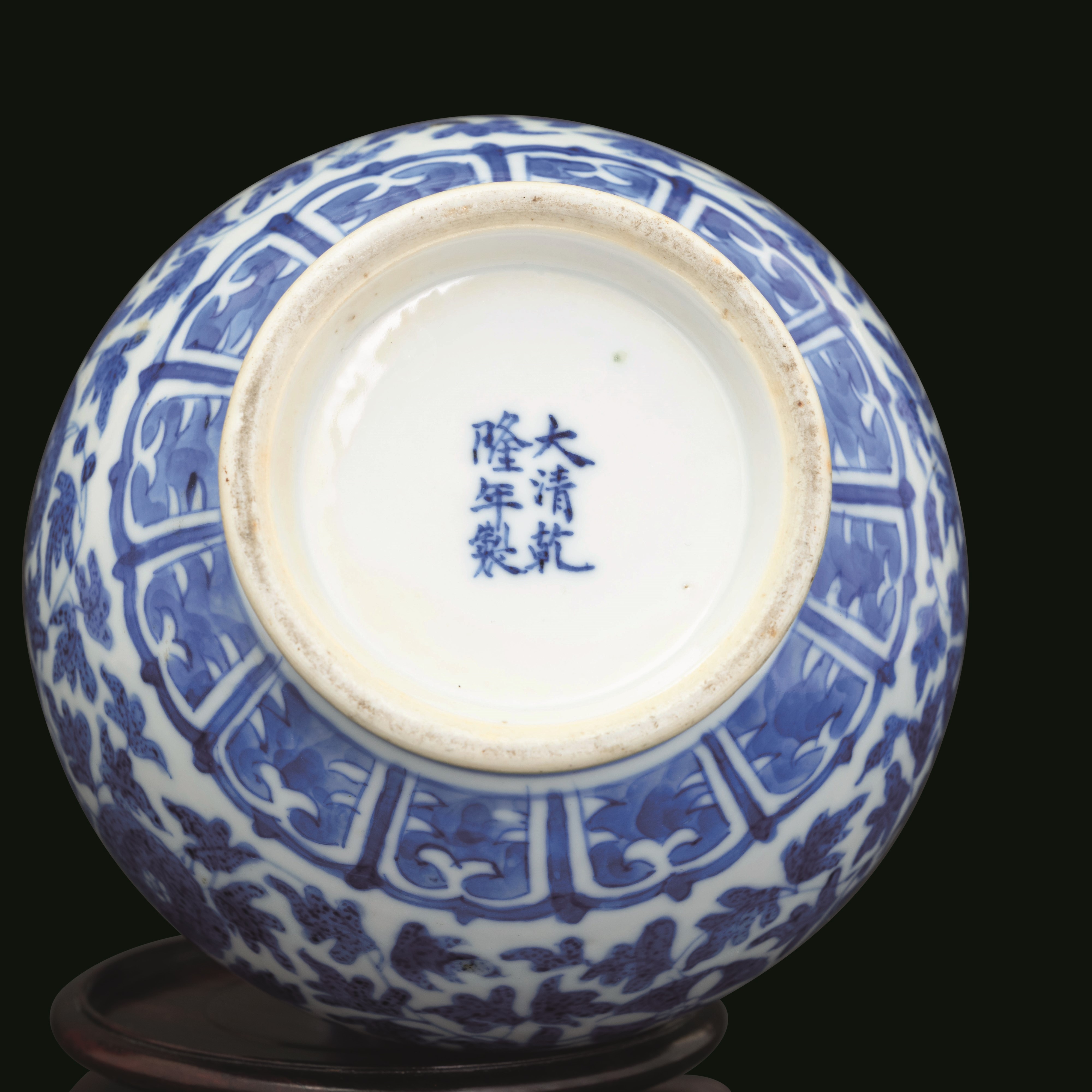 Vaso in Porcellana Bianca e Blu con Motivi Floreali, Cina, Dinastia Qing, XIX Secolo