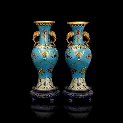 Coppia di Vasi a Smalti Policromi Cloisonné con Anse a Guisa di Elefanti Dorati e Decori Raffigur...