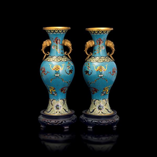 Pair of polychrome cloisonné enamel vases with golden elephant-shaped handles and decoration depicting bats, China, Qing Dynasty, 19th century