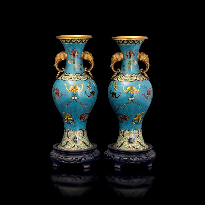 Pair of polychrome cloisonné enamel vases with golden elephant-shaped handles and decoration depicting bats, China, Qing Dynasty, 19th century  - Auction Fine Asian Works of Art - Cambi Casa d'Aste