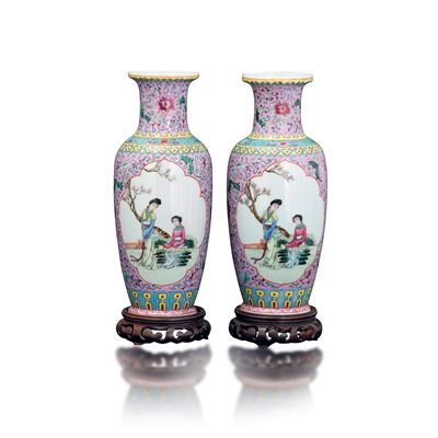Coppia di Vasi in Porcellana Famiglia Rosa con Scena di Fanciulle Entro Riserva Sagomata, Cina, D...