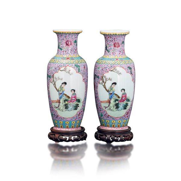 Coppia di vasi in porcellana Famiglia Rosa con scena di fanciulle entro riserva sagomata, Cina, Dinastia Qing, XX secolo