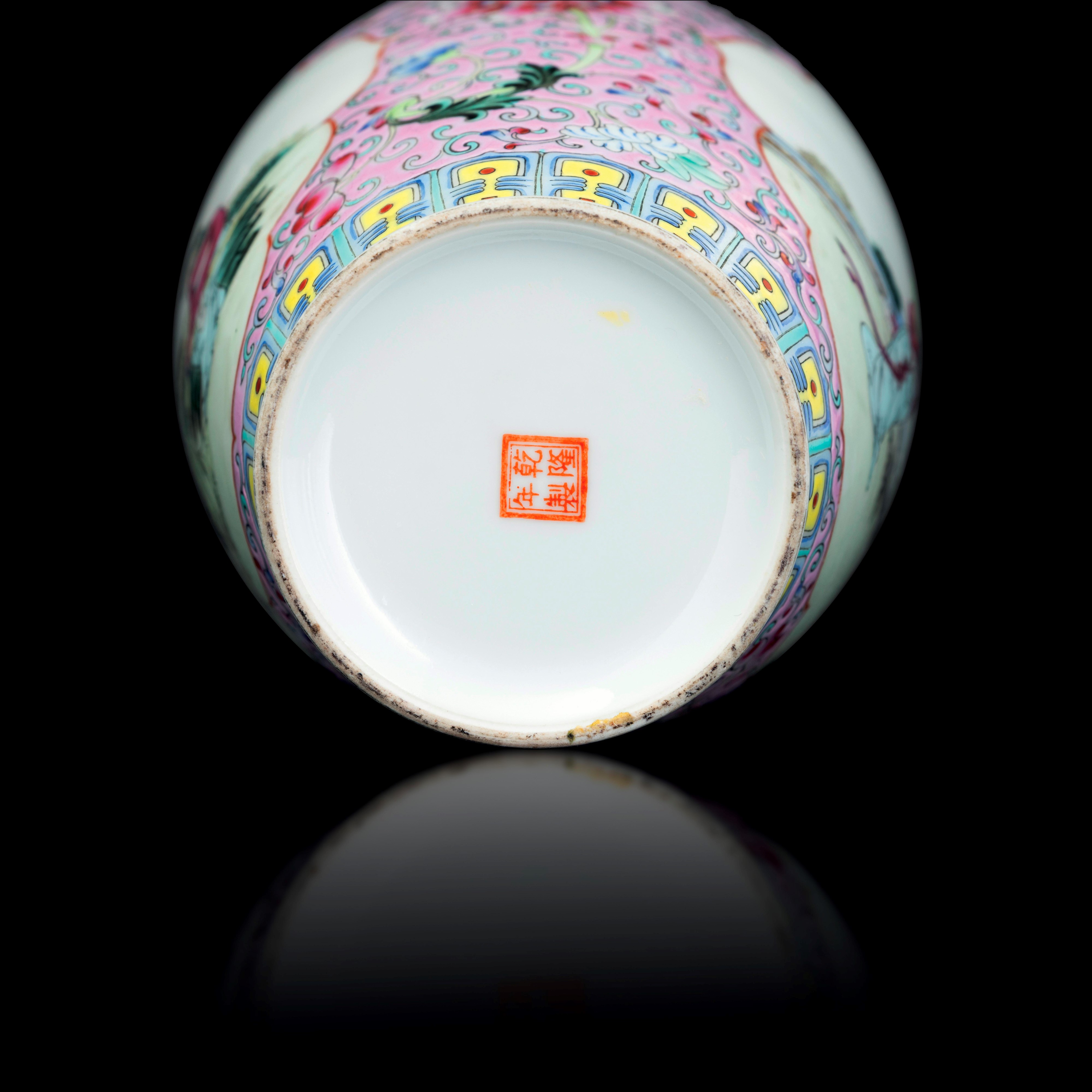 Coppia di Vasi in Porcellana Famiglia Rosa con Scena di Fanciulle Entro Riserva Sagomata, Cina, D...