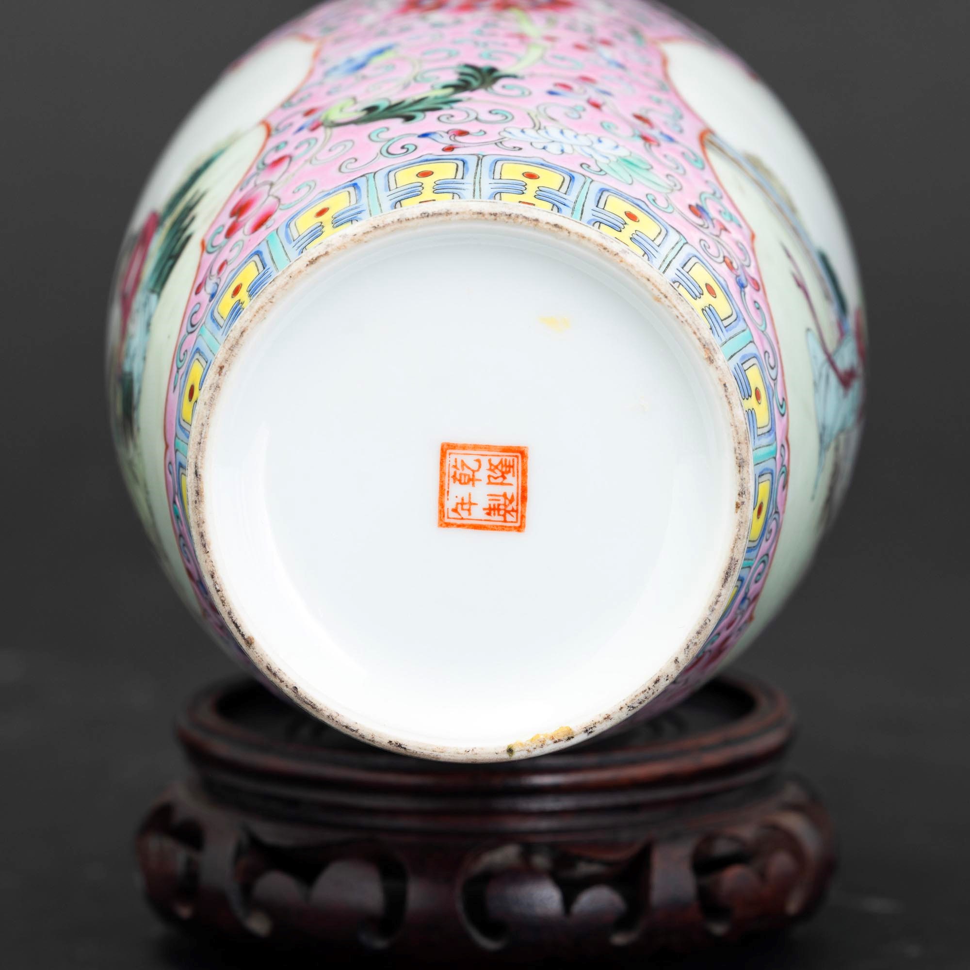 Coppia di Vasi in Porcellana Famiglia Rosa con Scena di Fanciulle Entro Riserva Sagomata, Cina, D...