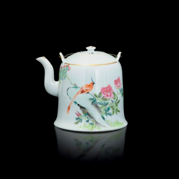 Teiera in porcellana Famiglia Rosa con scena paesaggistica raffigurante uccello con fiori e iscrizioni, Cina, Dinastia Qing, fine XIX secolo