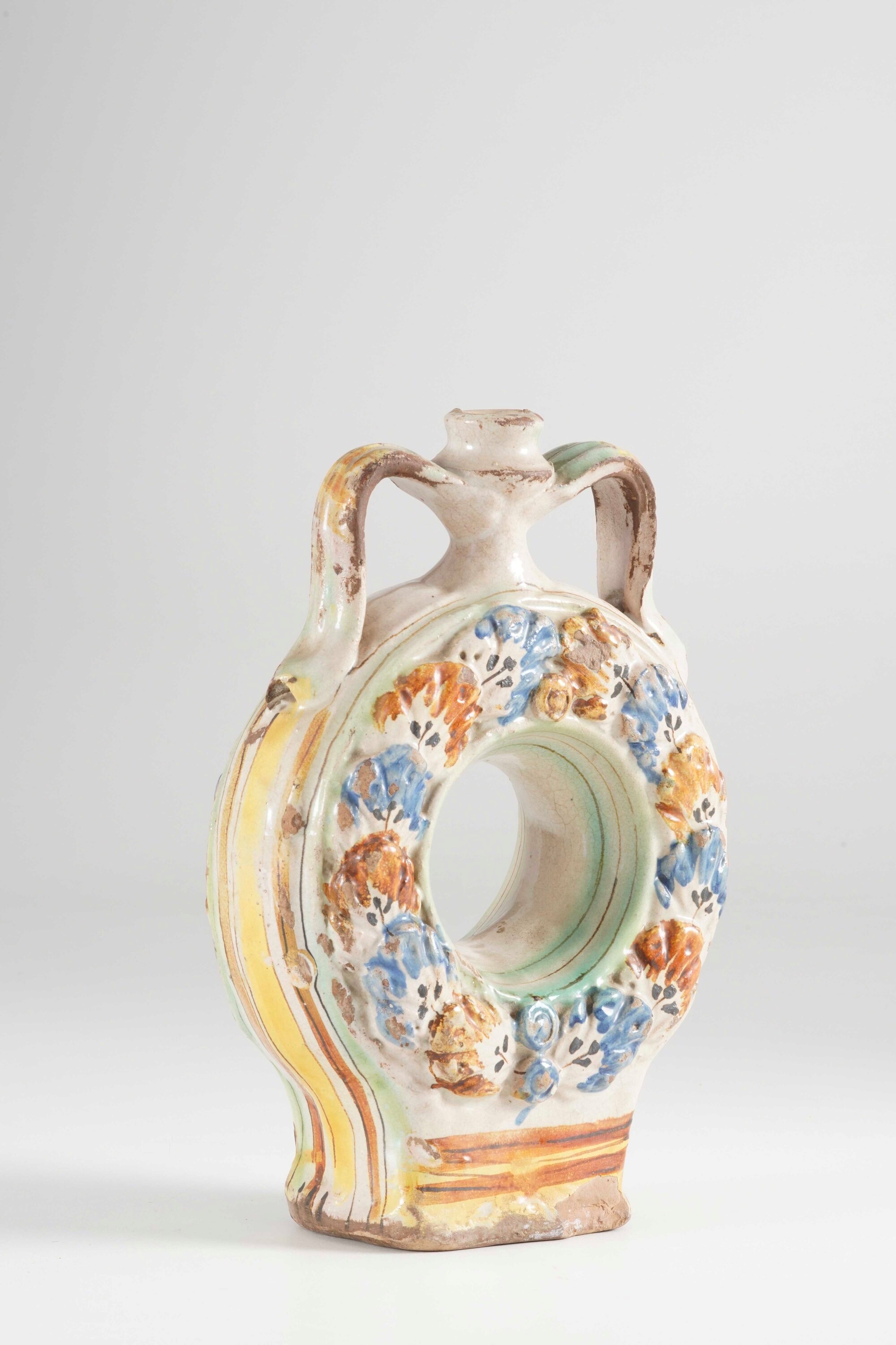 Borraccia a ciambella, maiolica policroma decorata a rilievo (Ariano Irpino, prima metà del XIX s...