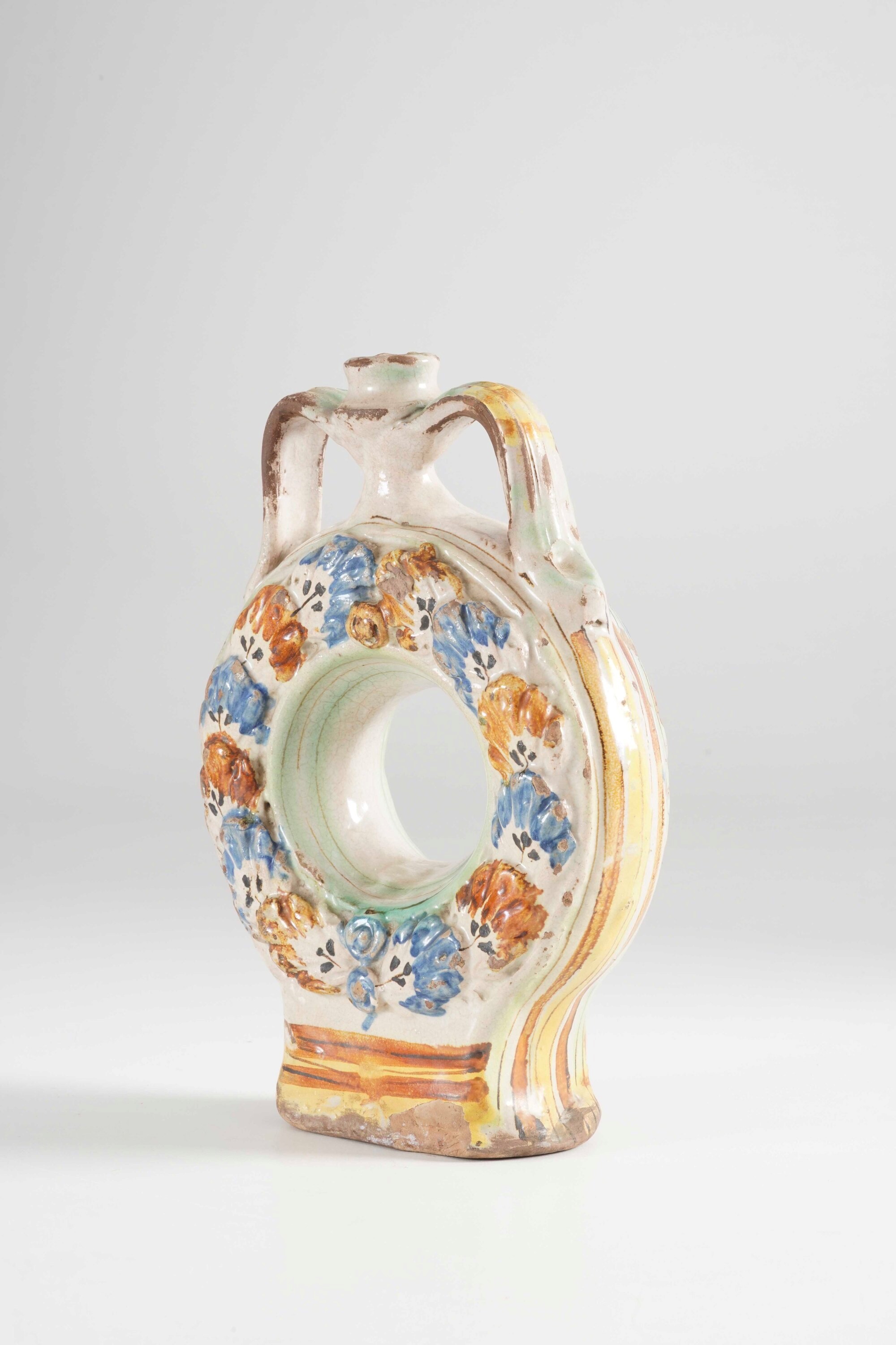 Borraccia a ciambella, maiolica policroma decorata a rilievo (Ariano Irpino, prima metà del XIX s...