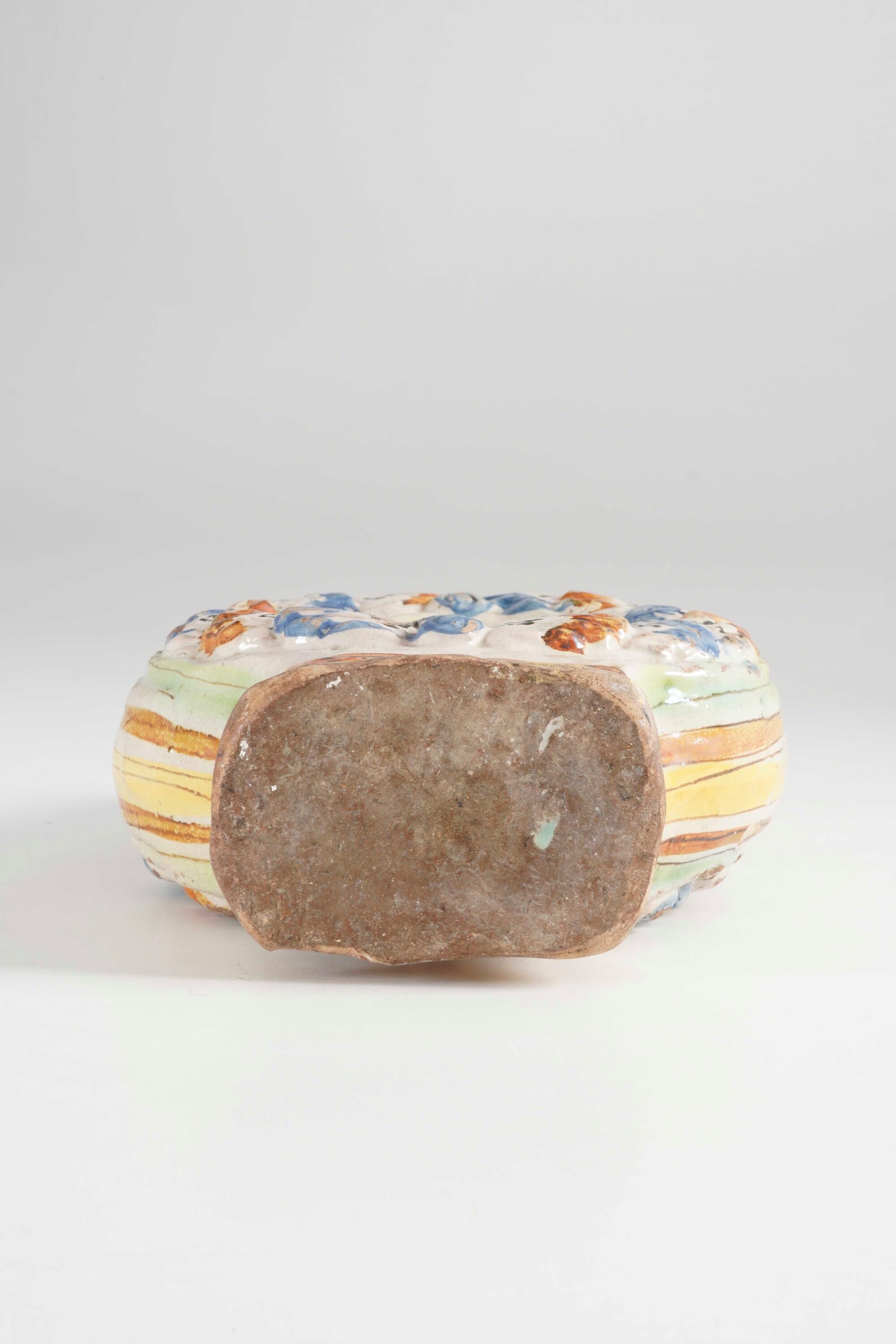 Borraccia a ciambella, maiolica policroma decorata a rilievo (Ariano Irpino, prima metà del XIX s...