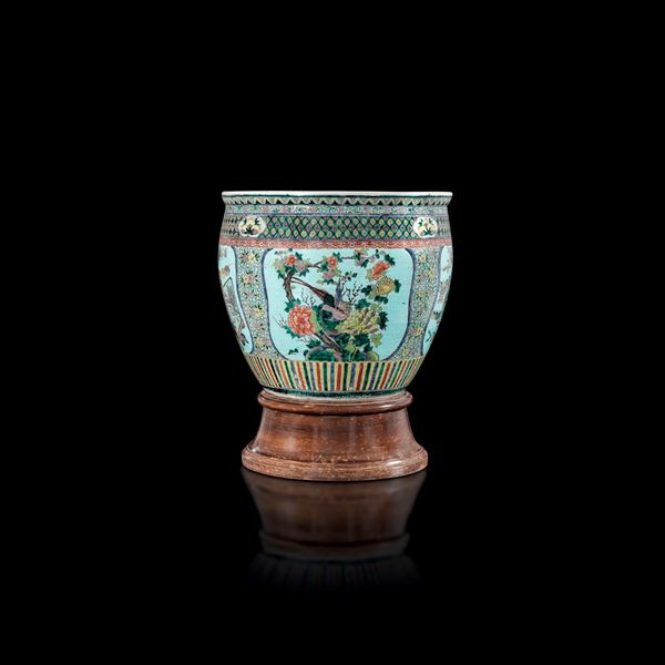 Porcelain cachepot from the Green Family depicting flowers within reserves, geometric and floral decorations, China, Qing Dynasty, Guangxu period (1875-1908)