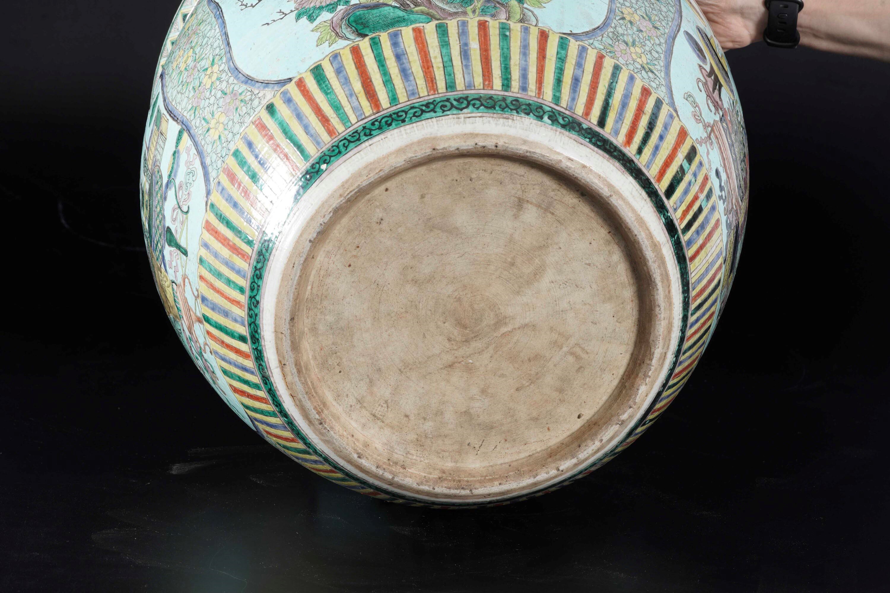 Cachepot in Porcellana Famiglia Verde Raffigurante Fiori Entro Riserve, Decori Geometrici e Flore...