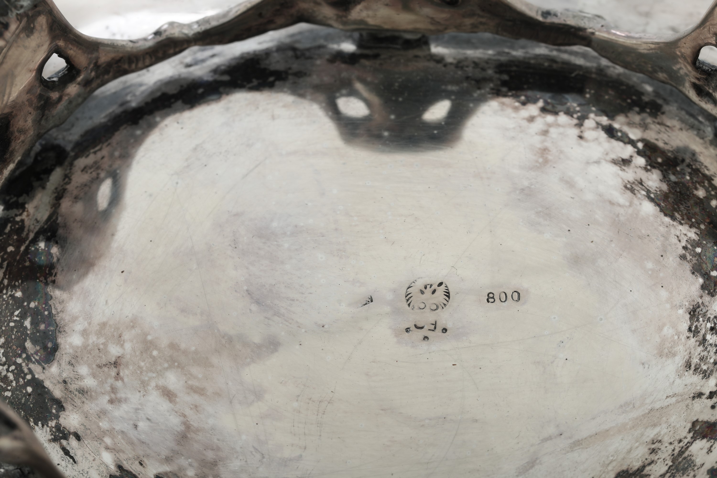 Centrotavola, argento fuso e sagomato (XX secolo)