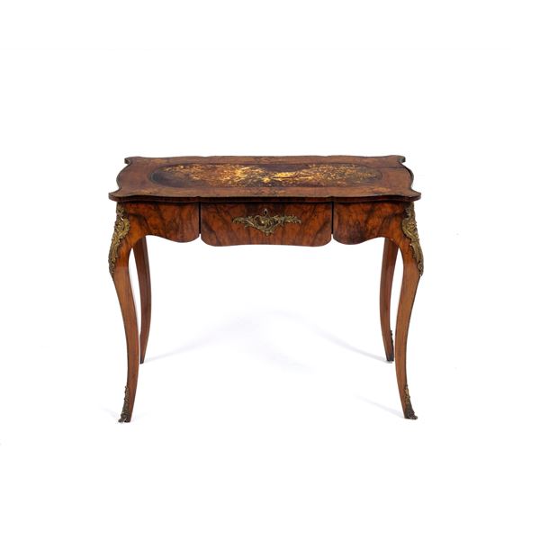 Tavolino lastronato stile Luigi XV. XX secolo