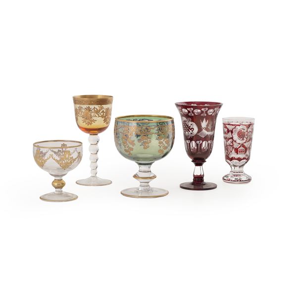 Collezione di cinque calici diversi in vetro con decoro policromo e dorato