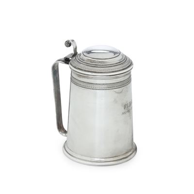 Argenteria italiana del XX secolo, Tankard in argento fuso e sagomato