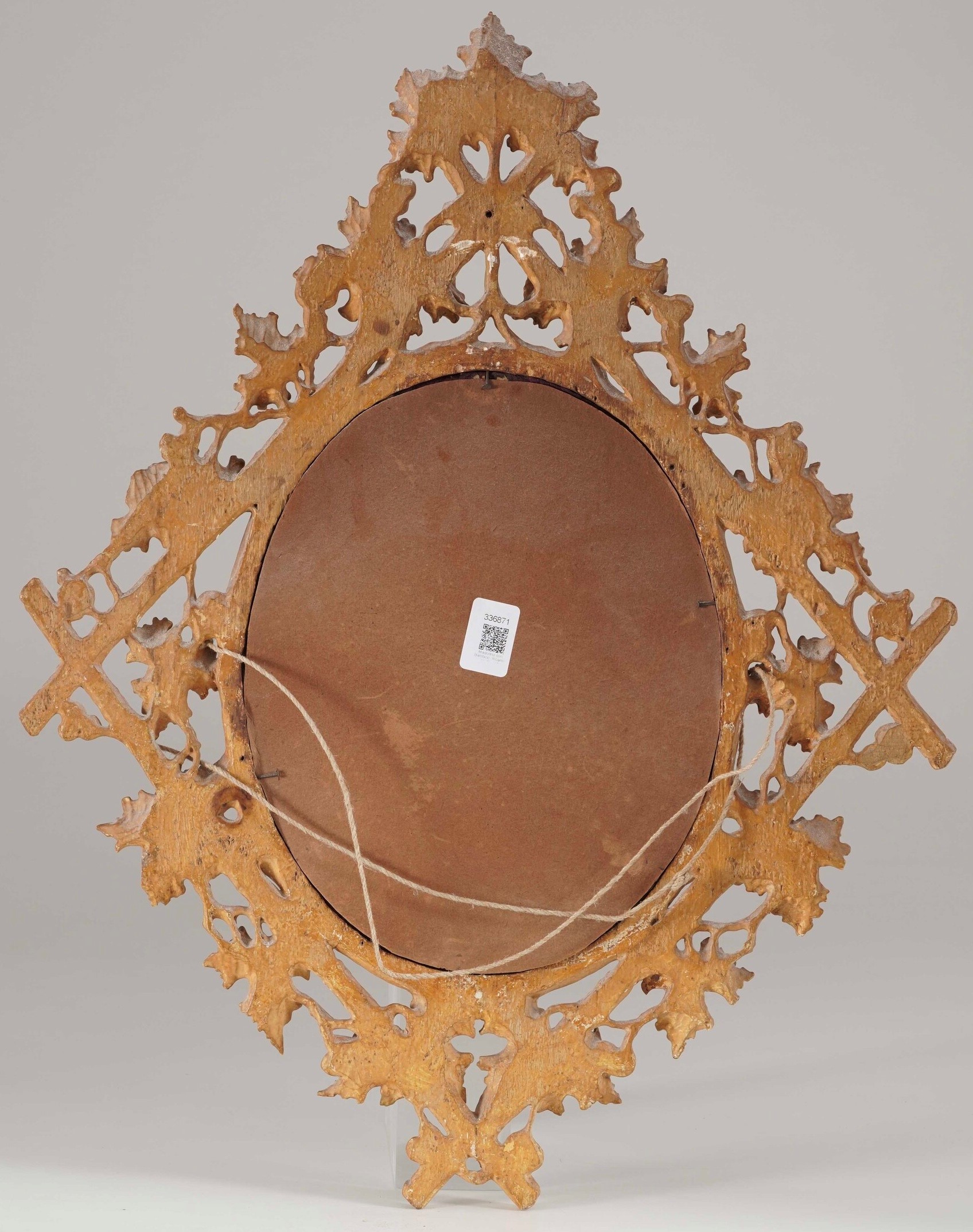 Ricamo raffigurante la Madonna col Bambino, cornice in legno dorato, fine XIX secolo