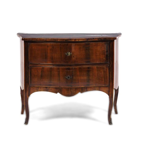 Cassettone lastronato in noce. Italia centrosettentrionale, XVIII secolo