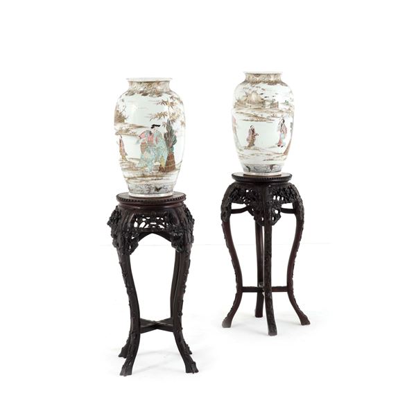 Coppia di vasi in porcellana raffiguranti scene di vita comune su trespoli in legno e marmo, Giappone, XX secolo