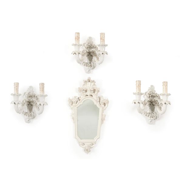 Lotto di quattro appliques e una specchiera in porcellana bianca, XX secolo