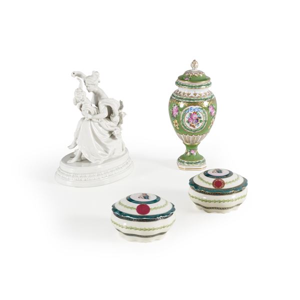 Un vaso, un gruppo, e due scatoline, XX secolo.