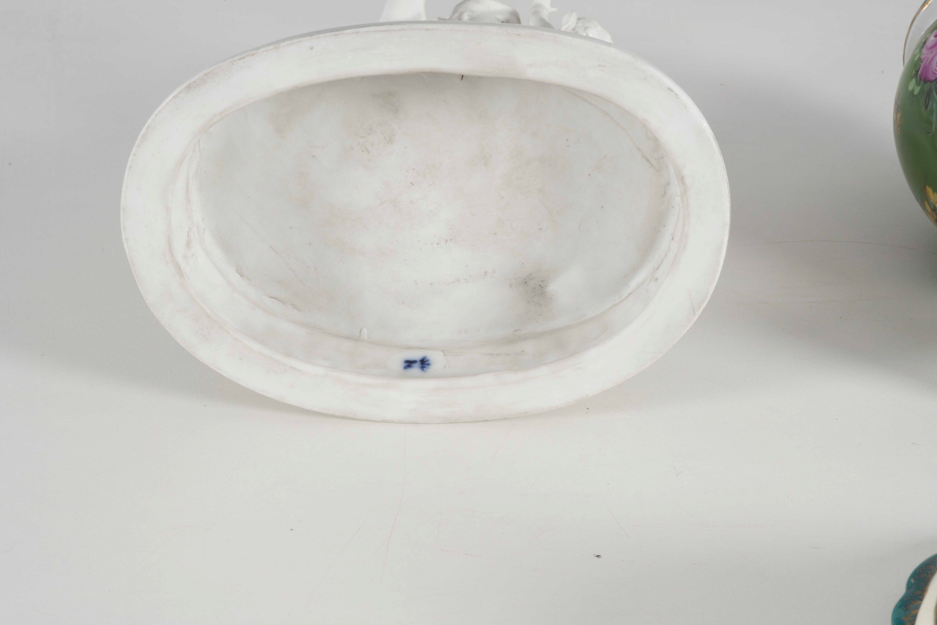 Porcellana, Vaso e gruppo con ninfa e putto alato; due scatoline con effigie di Napoleone, XX sec...