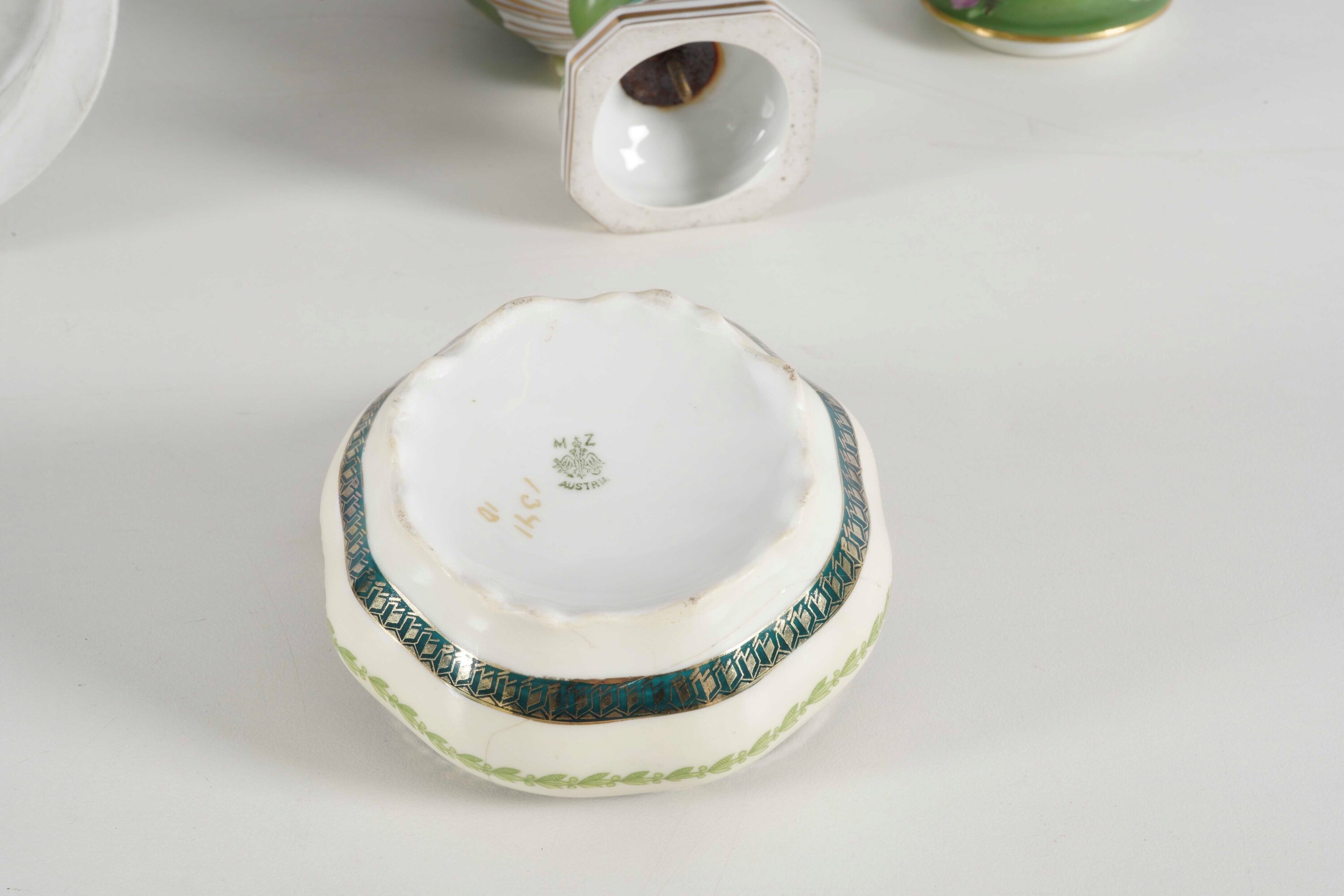 Porcellana, Vaso e gruppo con ninfa e putto alato; due scatoline con effigie di Napoleone, XX sec...