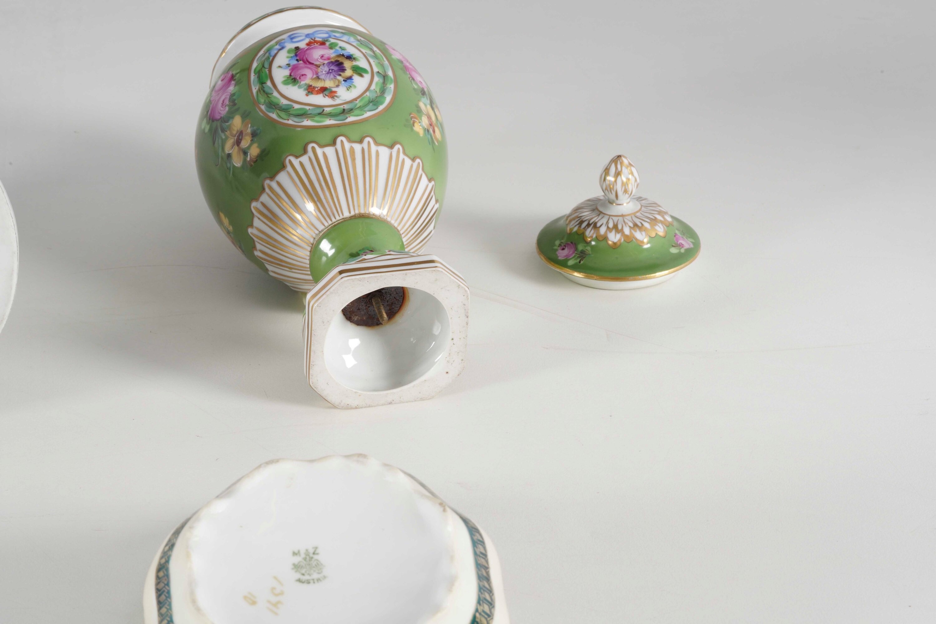 Porcellana, Vaso e gruppo con ninfa e putto alato; due scatoline con effigie di Napoleone, XX sec...
