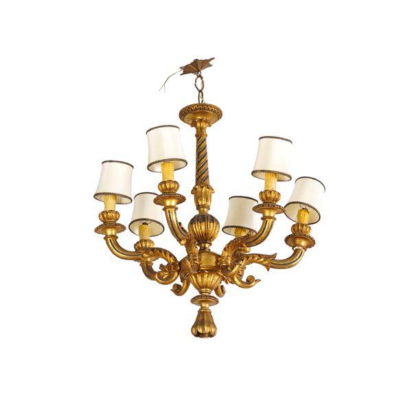 Lampadario in stile in legno intagliato e dorato. XX secolo