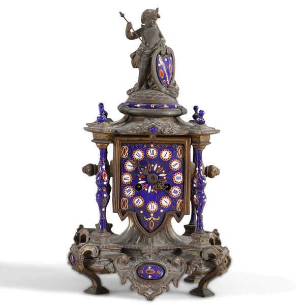 Pendola da tavolo in metallo e porcellana. XX secolo