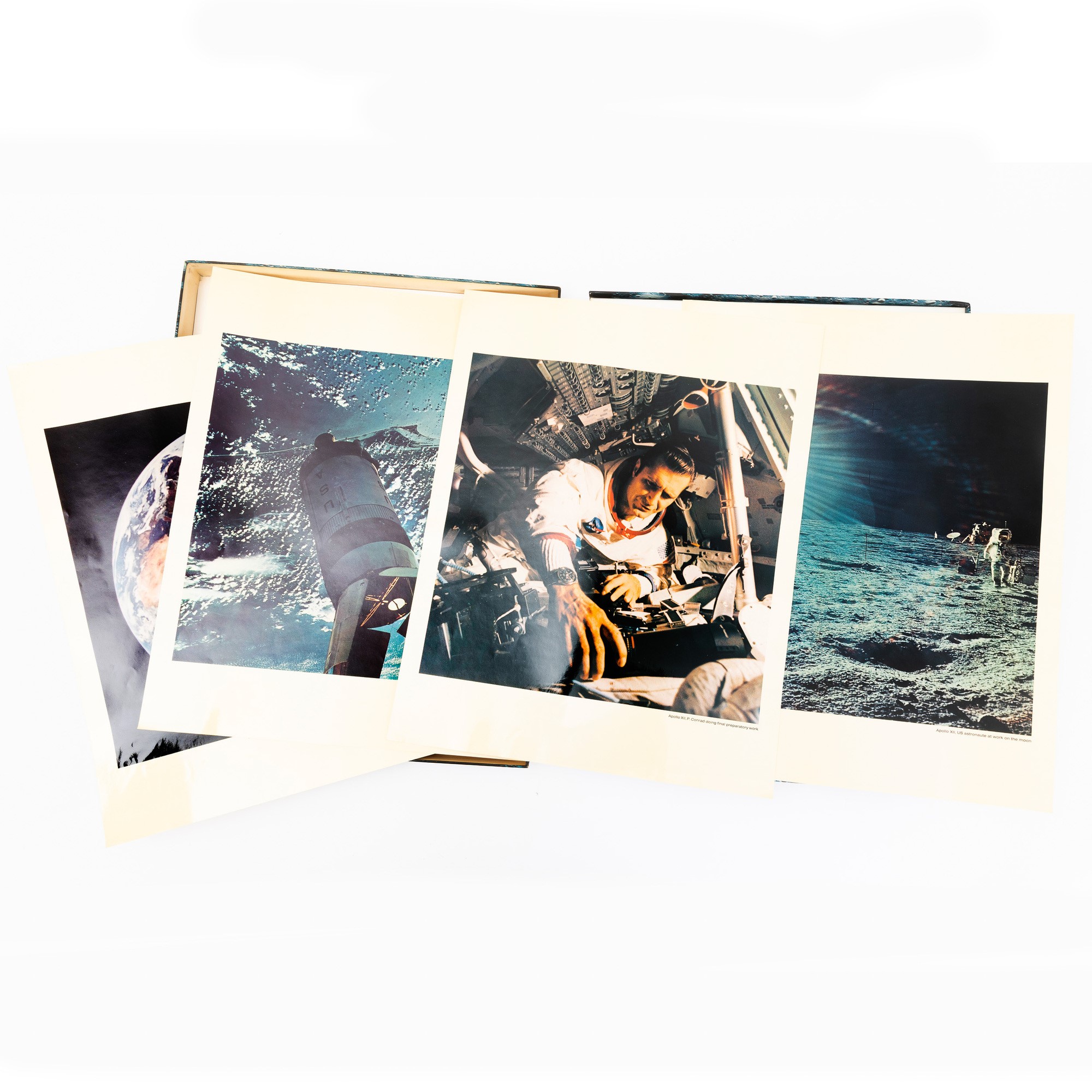 Cofanetto Commemorativo Omega Contenente 14 Fotografie Originali della Nasa per lo Sbarco sulla L...
