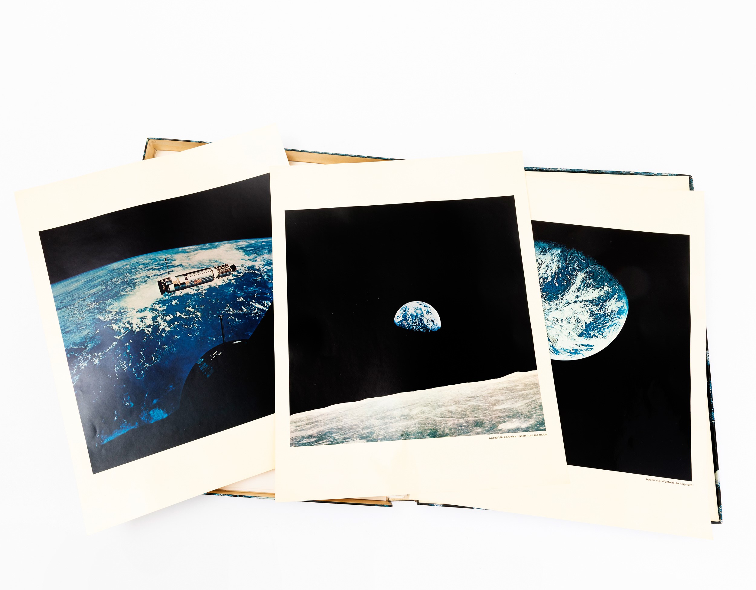 Cofanetto Commemorativo Omega Contenente 14 Fotografie Originali della Nasa per lo Sbarco sulla L...