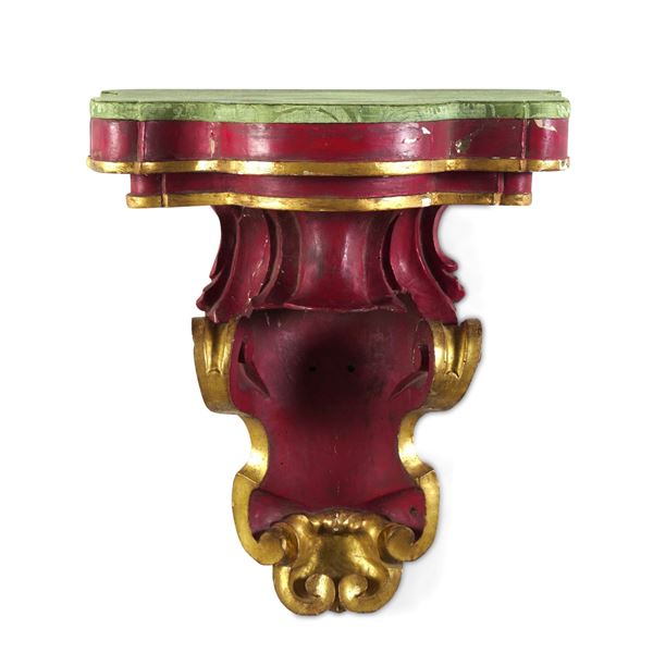 Piccola console pensile in legno intagliato, laccato e dorato