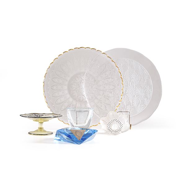 Due piatti, un'alzatina, un fiore, un vasetto e un posacenere, XX secolo.