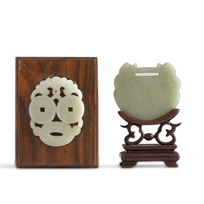Lotto Composto da Due Figure in Giada su Base di Legno