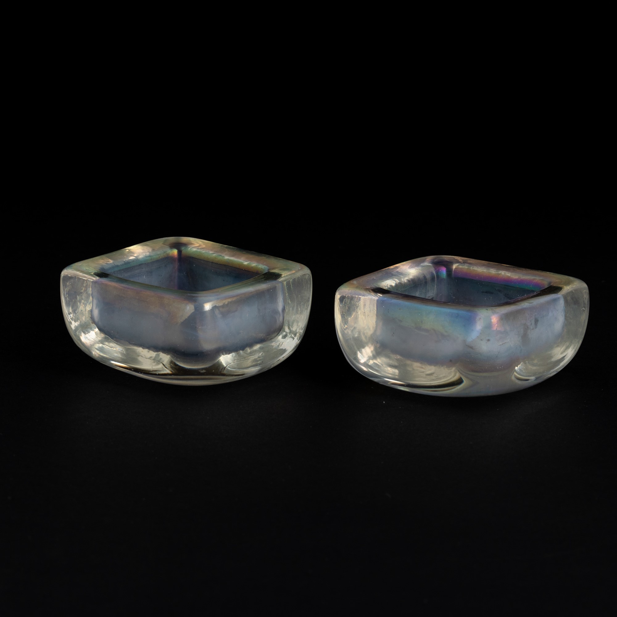 Murano (ca. 1950), due posacenere quadrati in vetro iridato
