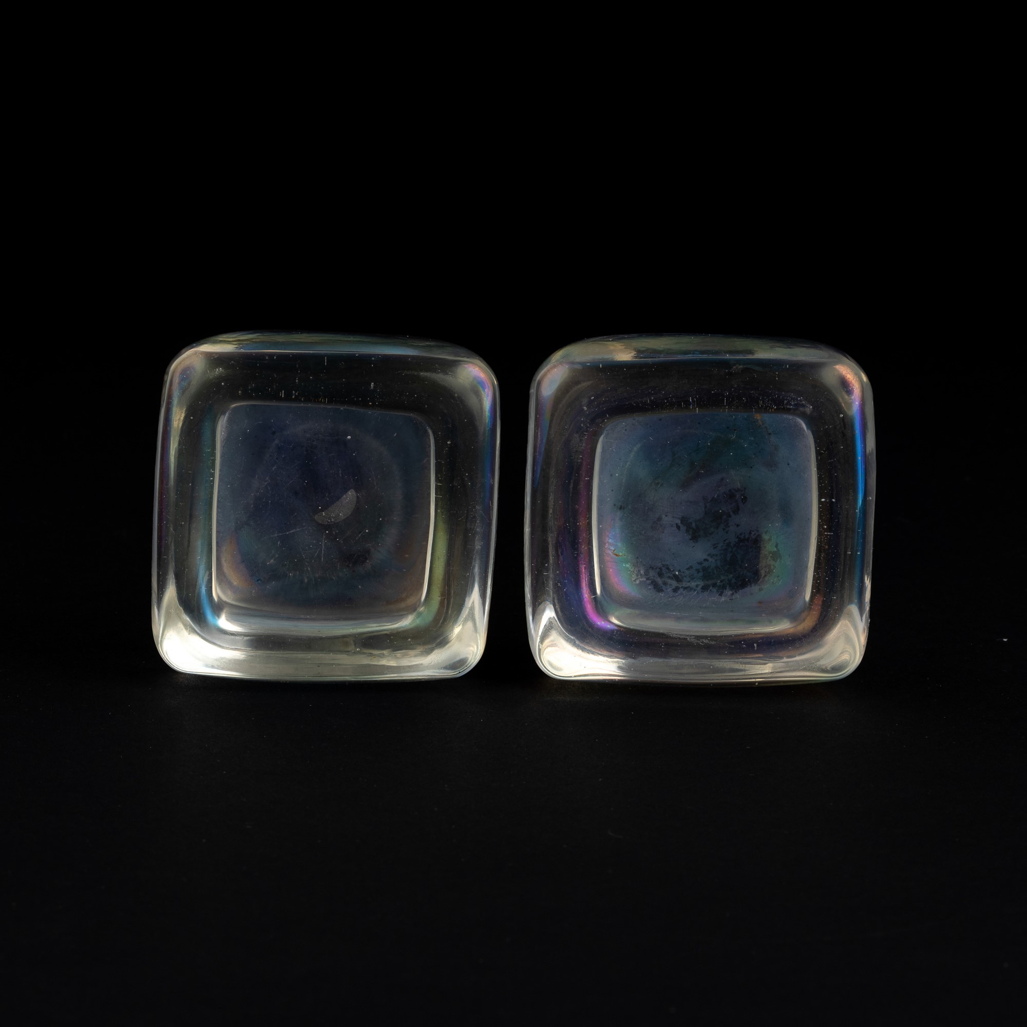 Murano (ca. 1950), due posacenere quadrati in vetro iridato