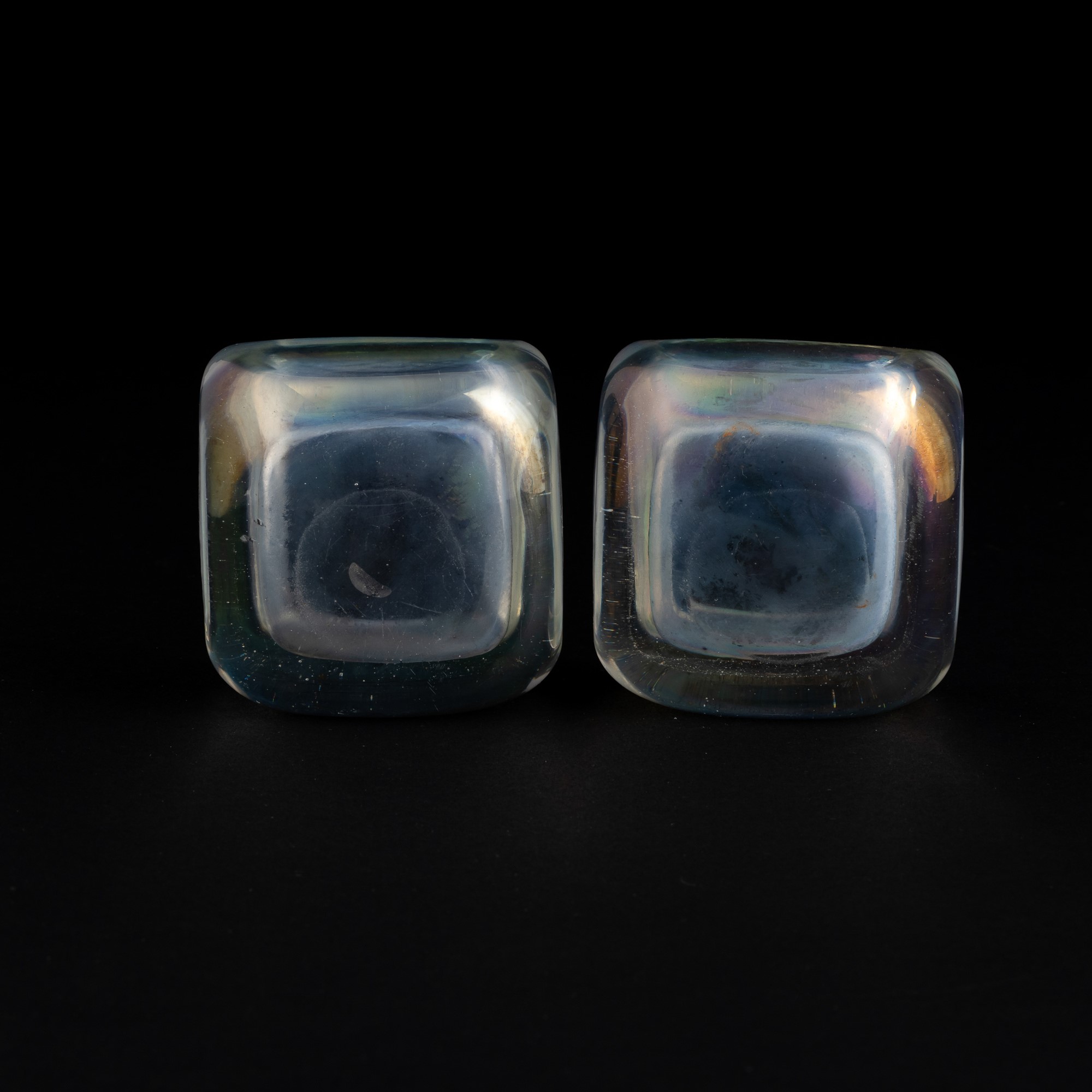 Murano (ca. 1950), due posacenere quadrati in vetro iridato