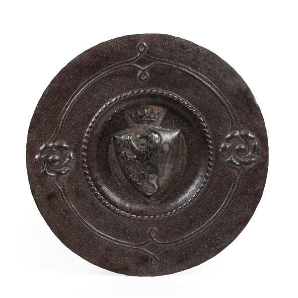 Piatto da parata centrato da leone rampante. Manifattura del XIX secolo