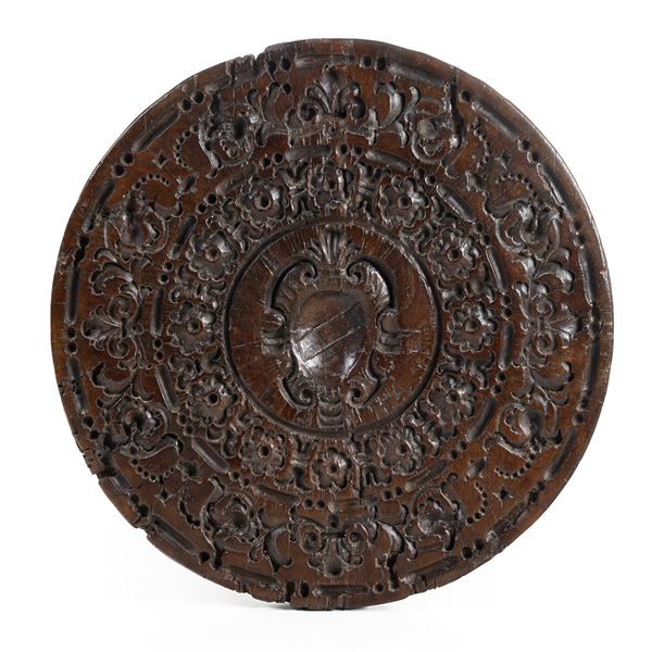 Stampo in legno di noce a rosone con arma araldica XVI secolo