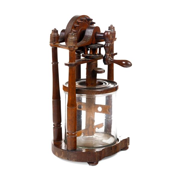 Prototipo di macchina in legno per fabbricazione burro, XVII secolo