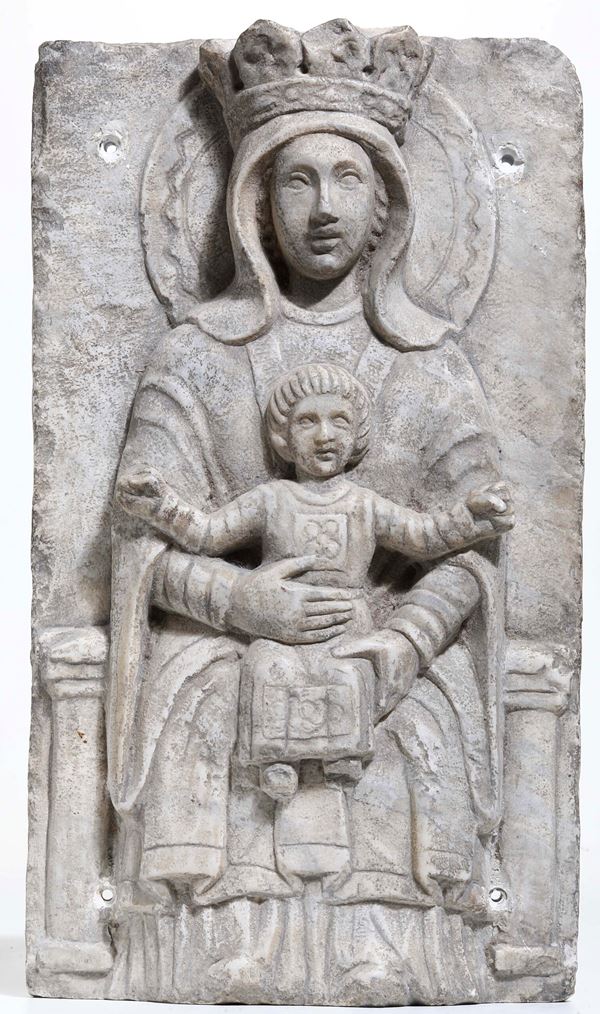 Bassorilievo in pietra raffigurante Madonna con Bambino. XIX-XX secolo