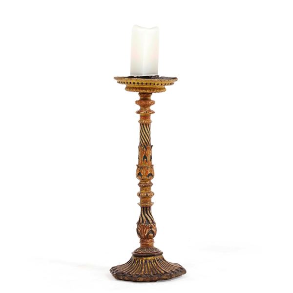 Candeliere in legno scolpito dorato. XVIII secolo