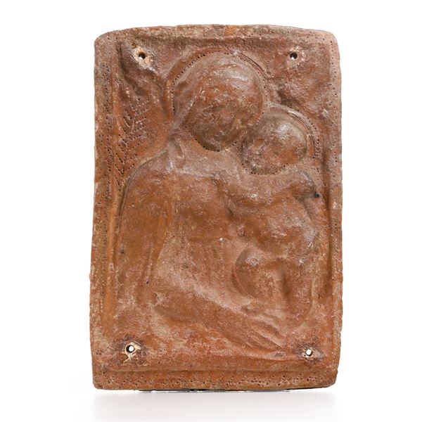 Formella in terracotta raffigurante Madonna con Bambino. XIX secolo
