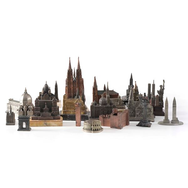 Collezione di modellini di monumenti in metallo