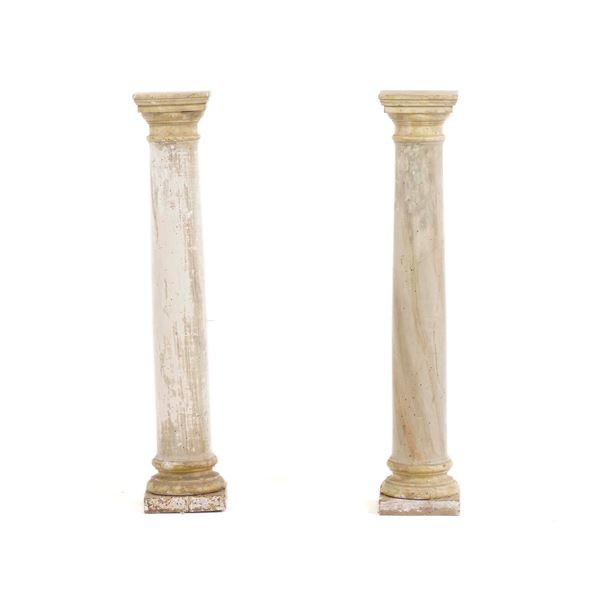Coppia di colonne in legno dipinto