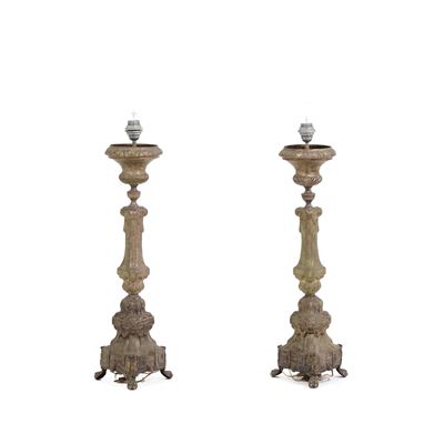 Coppia di candelieri in metallo con decorazioni rocaille e predisposizione all’elettrificazione